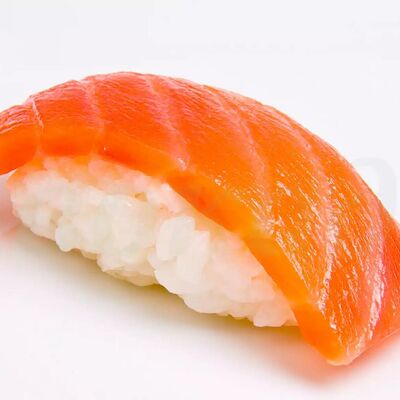 Суши с лососем в King WokRoll по цене 120 ₽