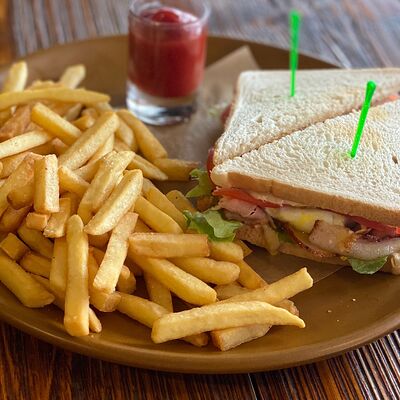 Клаб-сэндвич с картофелем фри в Акапулько по цене 570 ₽