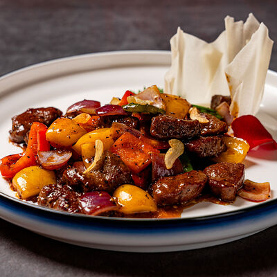 Обжаренные кубики говядины в перечном соусе в Soluxe Club по цене 2500 ₽