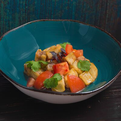 Баклажаны с соусом свит-чили и томатами в Длинный нос по цене 450 ₽