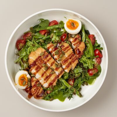 Салат с тёплым шницелем из цыплёнка, миксом из овощей и кинзовым соусом в Марсельеза по цене 1050 ₽