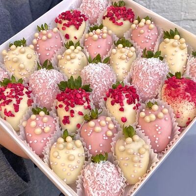 Клубника в белом шоколаде Spring M в Verria Chocolate - клубника в шоколаде по цене 2990 ₽