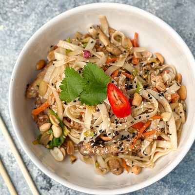 Лапша удон с курицей, овощами и арахисом в Food market skolkovo по цене 480 ₽