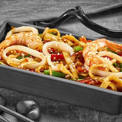 Удон с морепродуктами под китайским соусом в Суши Мастер по цене 369 ₽