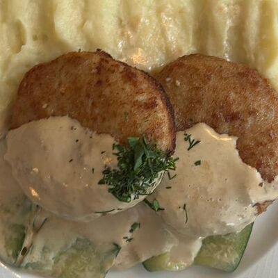 Щучьи котлеты с картофельным пюре и жареными огурцами в сливочном соусев Наследие по цене 820 ₽