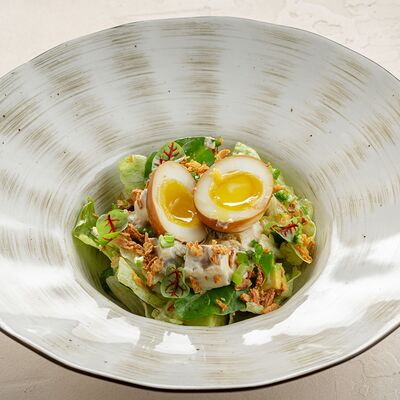 Теплый салат с языком в трюфельном соусе с авокадо в Шато Винтаж по цене 880 ₽