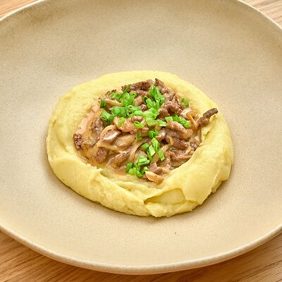 Бефстроганов с картофельным пюре в Местные по цене 1250 ₽