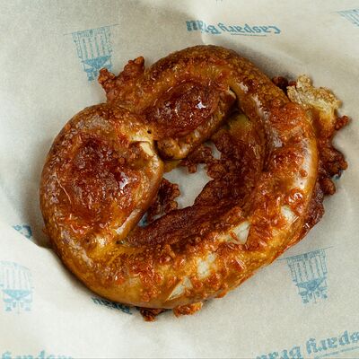 Баварский брецель с сыром в CASPARY BRAU по цене 290 ₽