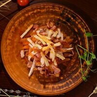 Тёплый салат с беконом и курицей в Grenka на Труда