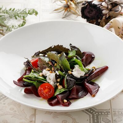 Печеная свекла с листьями салата и домашним сыром в Катюша Katyusha по цене 390