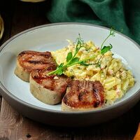 Язык гриль с мюнхенским салатом в Burger House