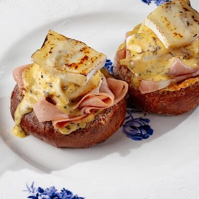 Бенедикт с мортаделлой и бри в Ava bistro по цене 920 ₽
