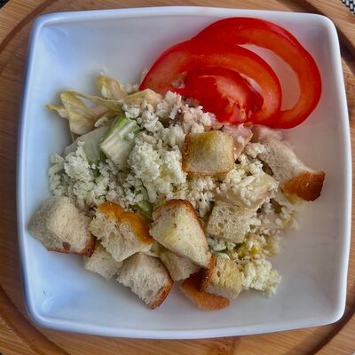 Салатик Цезарь с цыплёнком в Вкус кафе по цене 150 ₽