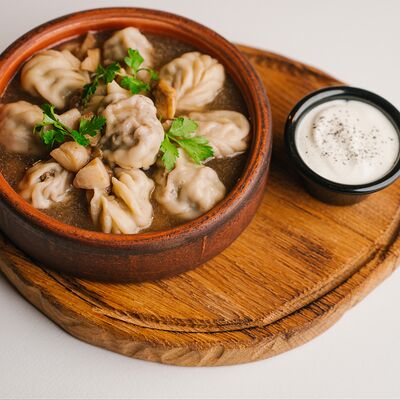 Пельмени из крупной лесной дичи в грибном бульоне с жареным луком в Круча по цене 680 ₽