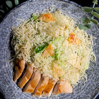 Цезарь с куриной грудкой в Бокас дель Торо по цене 690 ₽