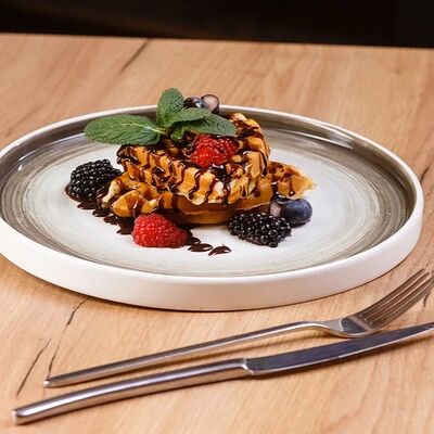 Венская вафля с сезонными ягодами и топпингом в THE ZAVTRAK по цене 540 ₽