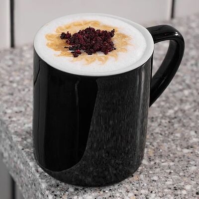 Латте Черничныйв People по цене 380 ₽