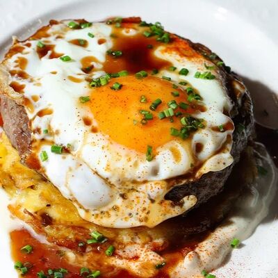 Бифштекс из говядины с драником и яйцомв Gino Cafe по цене 1350 ₽