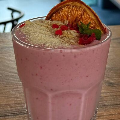 Смузи-боул гранола-клубника в Кофе и Вафли по цене 480 ₽