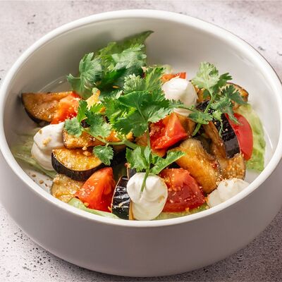 Тёплый салат из баклажанов с томатами, сливочным сыром и соусом свит чили в BEERMAN&Schlitz по цене 570 ₽