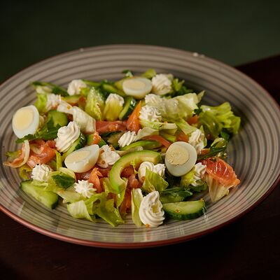 Салат со слабосоленой семгой и перепелиным яйцом в Menthol по цене 540 ₽