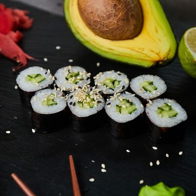 Классические роллы с огурцом и кунжутом в Тайфун по цене 119