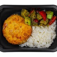 Котлета из цыпленка под сырной шапкой с овощами и рисом в За обе щёки