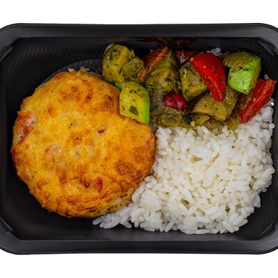 Котлета из цыпленка под сырной шапкой с овощами и рисом в За обе щёки по цене 319 ₽