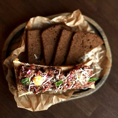 Тартар говядины на кости в Sterling гастро паб по цене 1130 ₽