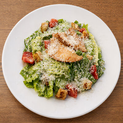 Цезарь с копчёной индейкой в Smoke BBQ по цене 1190 ₽