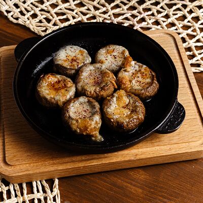 Запеченные шампиньоны с домашним сыром в Хачапури и Вино по цене 539 ₽