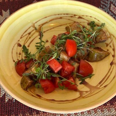 Салат с хрустящим баклажаном в Да хинкали! по цене 670 ₽