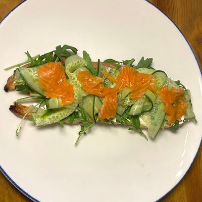 Брускетта с форелью в Vinch по цене 950 ₽