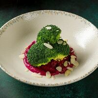 Брокколи со свекольно-кизиловой пастой и вишневым песто в Дюшес