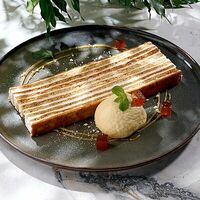 Медовый торт со сметанным кремом и абрикосовым мармеладом в Мясо & Рыба