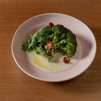 Стейк из брокколи с пряной зеленью и миндальным соусомв Горячо