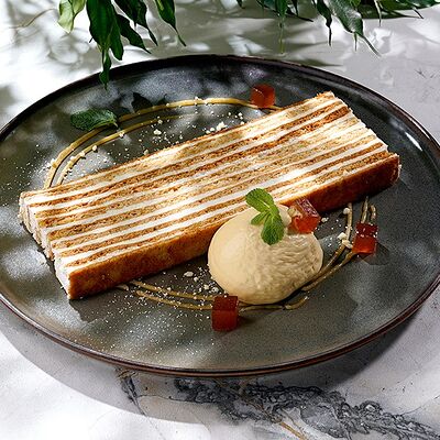 Медовый торт со сметанным кремом и абрикосовым мармеладом в Мясо & Рыба по цене 490 ₽