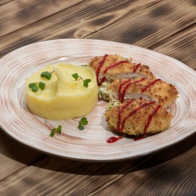 Куриный шницель с ягодным соусом в Ресторан Мангал по цене 580 ₽