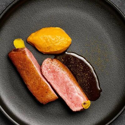 Утка с пюре из копченой морковив Urartu по цене 970 ₽