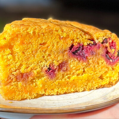 Кейк морковный с черной смородиной в Coffee line по цене 230 ₽