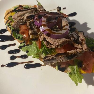 Брускетта с ростбифом в Black Hot Coffee по цене 567 ₽