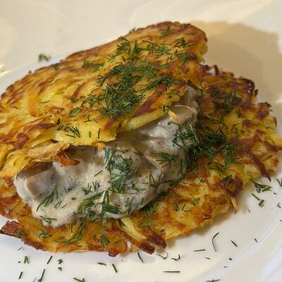 Драник с грибным соусом в Бахор по цене 400 ₽