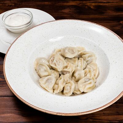 Пельмени мясные со сметаной в Трактир Колесо на Спасской по цене 435 ₽