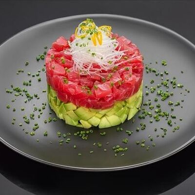 Тартар из тунца Еллоуфин с соусом юдзу в Bluefin по цене 1960 ₽