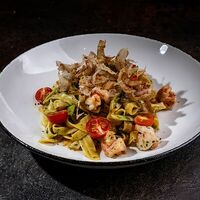 Удон с тигровыми креветками в UMI Asian kitchen & bar