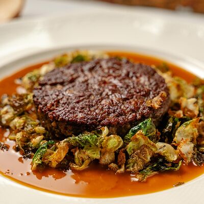 Стейк Аше с перечным соусом и хрустящей брюсельской капустой в Воронеж по цене 1800 ₽