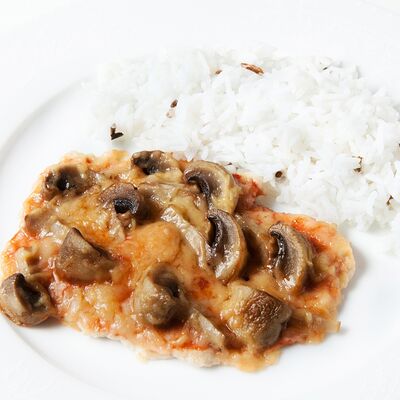 Куриное филе, запеченное с грибами и рисом в Фитнес меню по цене 365 ₽