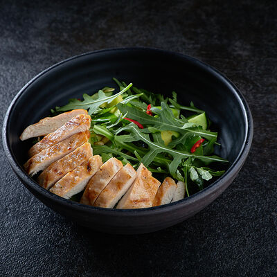 Зеленый салат с авокадо и курицей в Frank by Баста по цене 840 ₽