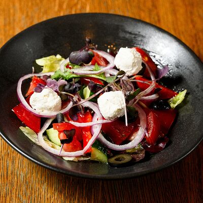 Овощной салат с творожным сыром в Rob roy bar по цене 340 ₽