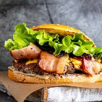 Бургер с карамелизированным луком в Дарк лава